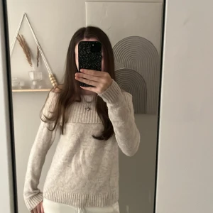 Offshoulder stickad tröja Gina Tricot - Supermysig offshoulder stickad tröja från Gina Tricot i ljusbeige ton. Tröjan har bred ribbad kant upptill, samt ribbade muddar vid ärmslut och nederkant. Får inte användning utav den så säljer den. Använd endast en gång! 💘