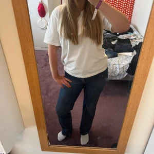 Superfina jeans!! - Säljer dessa jättefina jeansen med så fina bakfickor! Aldrig använda och är i väldigt fint skick!🥰 