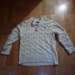 Vit stickad tröja Polo Ralph Lauren - Säljer en vit kabelstickad tröja från Polo Ralph Lauren i storlek S. Men den sitter mrr dom m i midjan fär den är lite lös pris kan diskuteras och jag tar även byten
