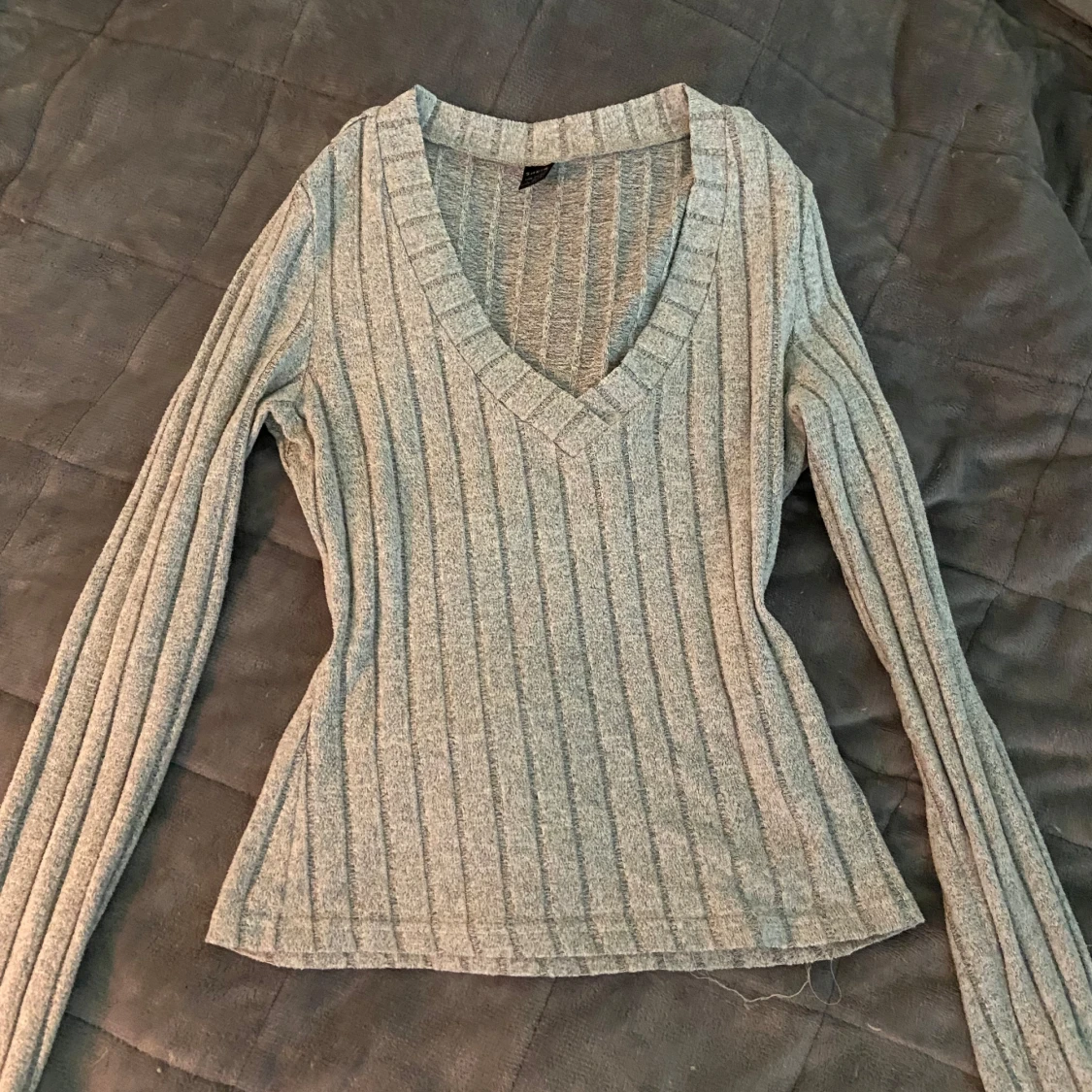 Grå ribbad v-ringad tröja