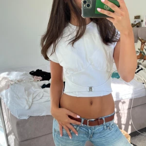 Vit topp - Söt vit topp från Zara med metall silver detalj. Se sista bilden för defekt