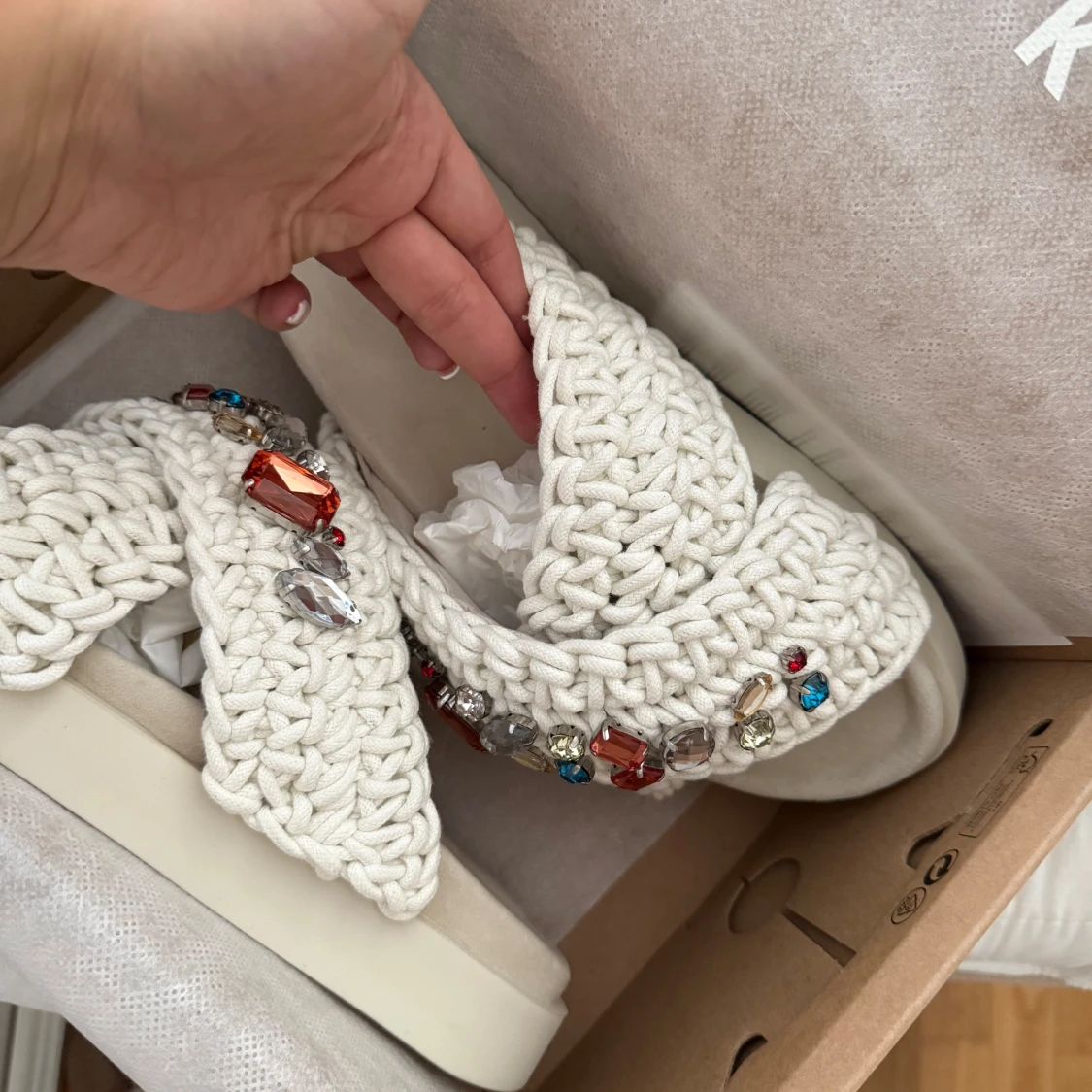 Vita sandaler med pärlor från Inuikii - 3