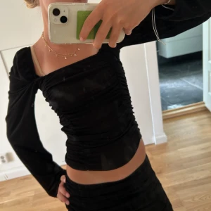 Svart Sheer touch top från NELLY - Säljer en svart top från NELLY, jag har använt denna toppen rätt många gånger men den har inget tecken på användning.               Skriv för frågor💕