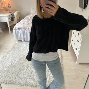 Svart stickad tröja - Svart stickad tröja som är otroligt skön nu till hösten🫶Snygg att ta på över ett långt linne eller tröja. Är osäker på exakta storleken men jag tar vanligtvis s i tröjor. Pris kan diskuteras