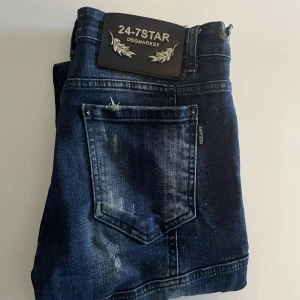 Dsquard jeans  - Säljer nu dessa feta dsquard jeans med slitningar. Storleken är 26 och dom passar perfekt för någon som har 30/32. Hör av er vid frågor eller funderingar.