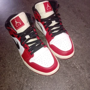 Nike Air Jordan 1 Chicago sneakers - Äkta Jordan 1s. Använda några gånger fast i bra form , den har lite böjningar som knappt syns bara om man ska inspektera de bra. Priset kan diskuteras.