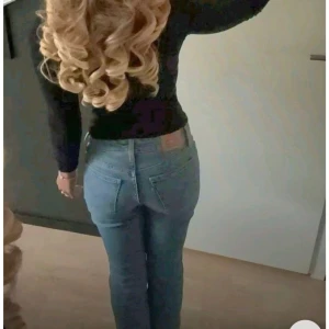 Lågmidjade Levis jeans bootcut - Säljer ett par levis jeans, som är extremt eftertraktade. Jeansen har låg midja, raka ben med lätt bootcut och femficksmodell. Tillverkade i slitstarkt bomullsjeansmaterial med Levis-patch bak i midjan. Perfekta för en avslappnad och trendig look. Använda nån varsamt endast nån gång, köpta för 1200kr 💕