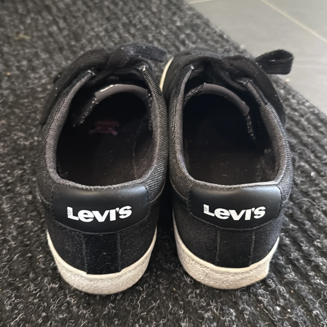 Svarta sneakers från Levi's - 3