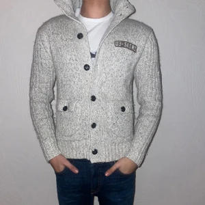 Stickad cardigan - En riktigt skön och snygg stickad cardigan i stl S och väldigt bra skick🤩modellen är 175 och väger 60 kg. Från okänt märke!