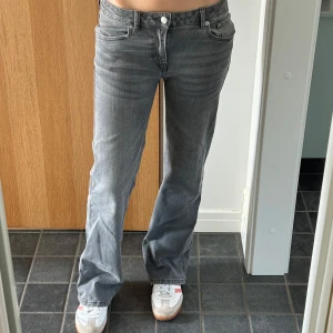 Jeans - Jättesnygga bootcut jeans med låg midja. I modellen 90’s boot. Inga defekter💕💕