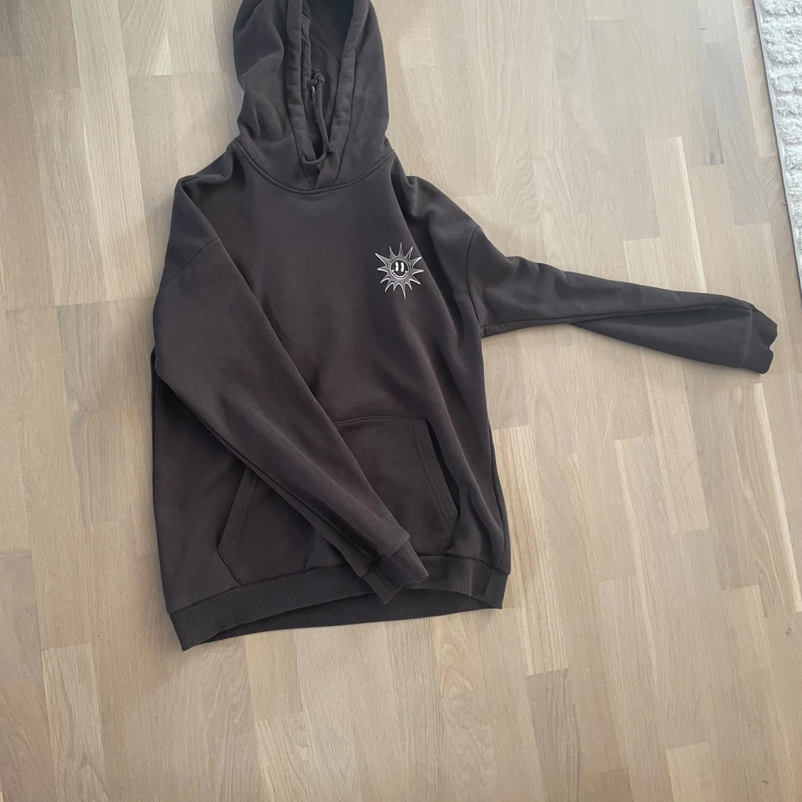 Brun hoodie från YOURTURN med tryck