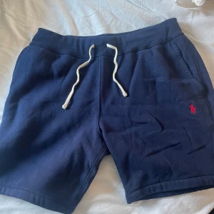 Marinblå shorts från Polo Ralph Lauren - Marinblå shorts från Polo Ralph Lauren Modellen har normal passform, mjukt bomullsmaterial. Köpte i usa