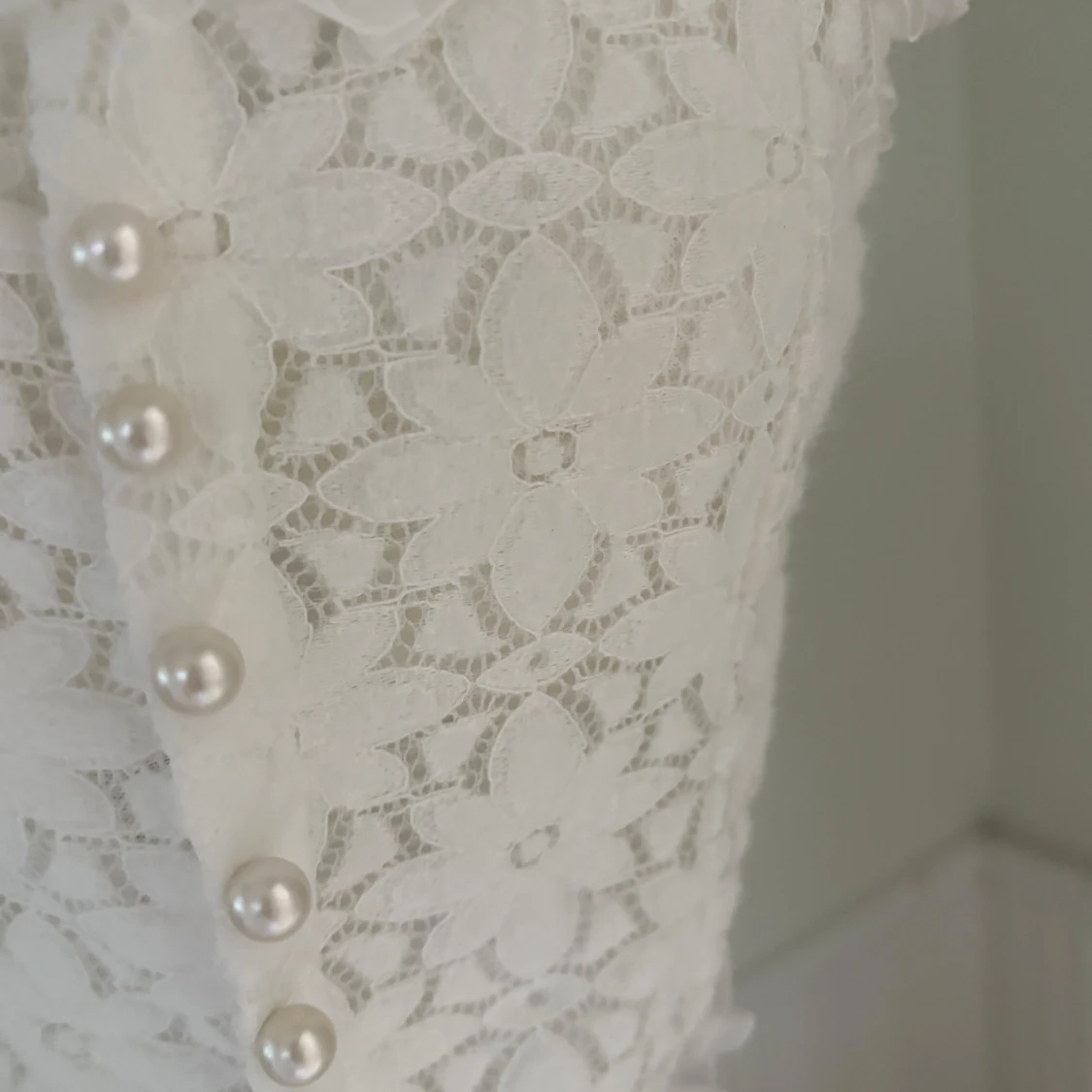 Vit spetsig mjuk korsett med pärlknappar - 1