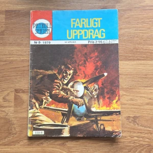 Farligt Uppdrag - Patrullserien nr 8 år 1979 - Spännande serietidning från 1979 med dramatiska illustrationer av flygplan, eld och action. Perfekt för dig som gillar äventyr, historiska miljöer och serier med mycket fart. Svartvita teckningar och dialoger som tar dig rakt in i handlingen!