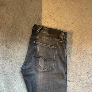 Replay jeans - Replay jeans i modellen Anbass! Slitningar är en del av designen och jeansen har inga defekter.