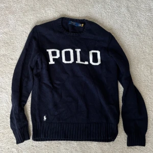 Mörkblå stickad tröja Polo Ralph Lauren - Säljer du denna ralph lauren tröjan som jag köpte i våras pga för liten. Knapp använd och inga defekter. Hör gärna av vid fler funderingar 