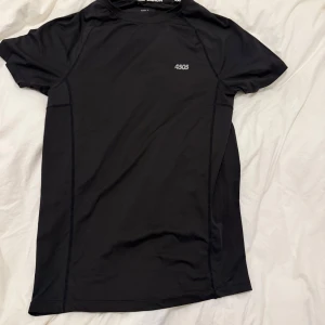 💪🏼Gym T-shirt ASOS💪🏼 Herr - En gymtisha i fint skick, storlek S, tight fit. Trycket innuti är slitet men i övrigt finns det inga skavanker.     