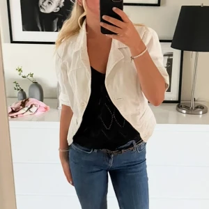  Trekvarts ärmadjacka/overshirt -  Så fin vit trekvartsärmad jacka i jeans material . I mycket fint skick passar till allt.  Går att klä upp och klädd ner. Passar S-M