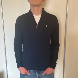Morris tröja - Marinblå half-zip Morris tröja. 100% Merinoull! Storlek M. Knappt använd. Tröjan hade dock ett litet litet hål i armen, men det är fixat nu. Det syns inte att det har varit ett pytte litet hål där. 