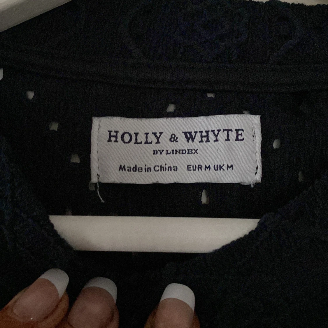 Mörkblå stickad tröja från Holly & Whyte - 1