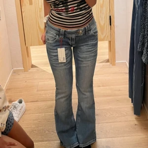 Y2k bootcut jeans - Oanvända y2k jeans från Urban oitfitters. De är supersnygga och töjs inte ut, materialet är stretchiga och bekväm. Säljs då de är för stora, jag kan skicka fler bilder 🤗. Köptes för 900 kr. Priset går att diskuteras. 🌸🤗