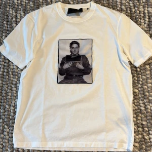 Vit t-shirt med tryck från Limitato - Säljer en vit T-shirt från Limitato. Använd kanske tre gånger. Inga defekter eller något annat sånt. Köpte den för 1800 men va liten storlek för mig. Hör av er vid frågor. 