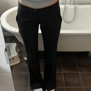 Lågmidjade kostymbyxor - Lågmidjade kostymbyxor från bikbok med slits längst ner. Storlek 34💕