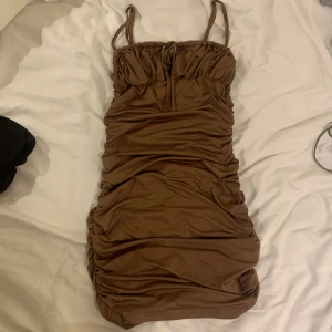 Brun sommar klänning - Snygg brun  klänning med rynkade detaljer och smala axelband. Perfekt för sommaren