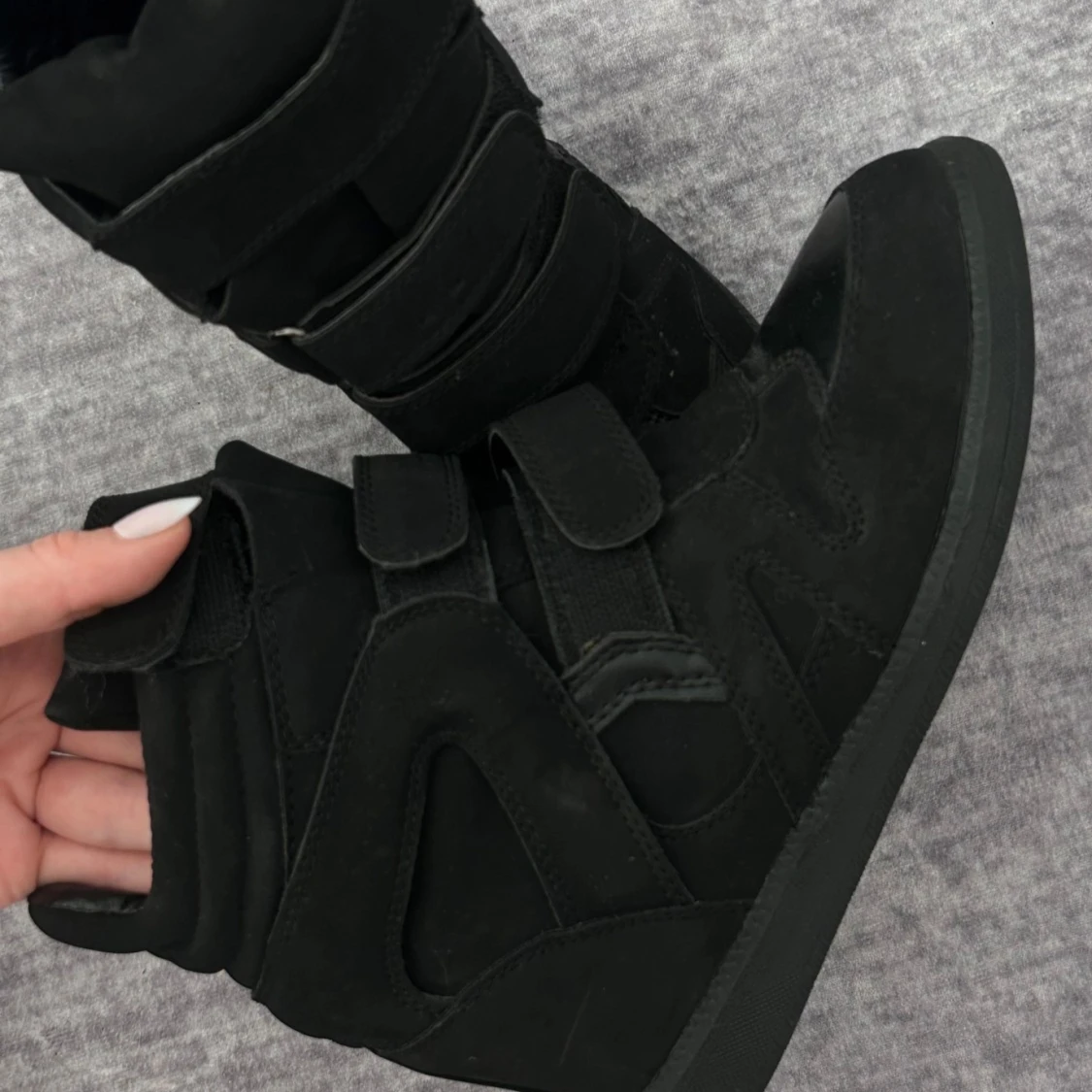 Svarta sneakers med kilklack - 93