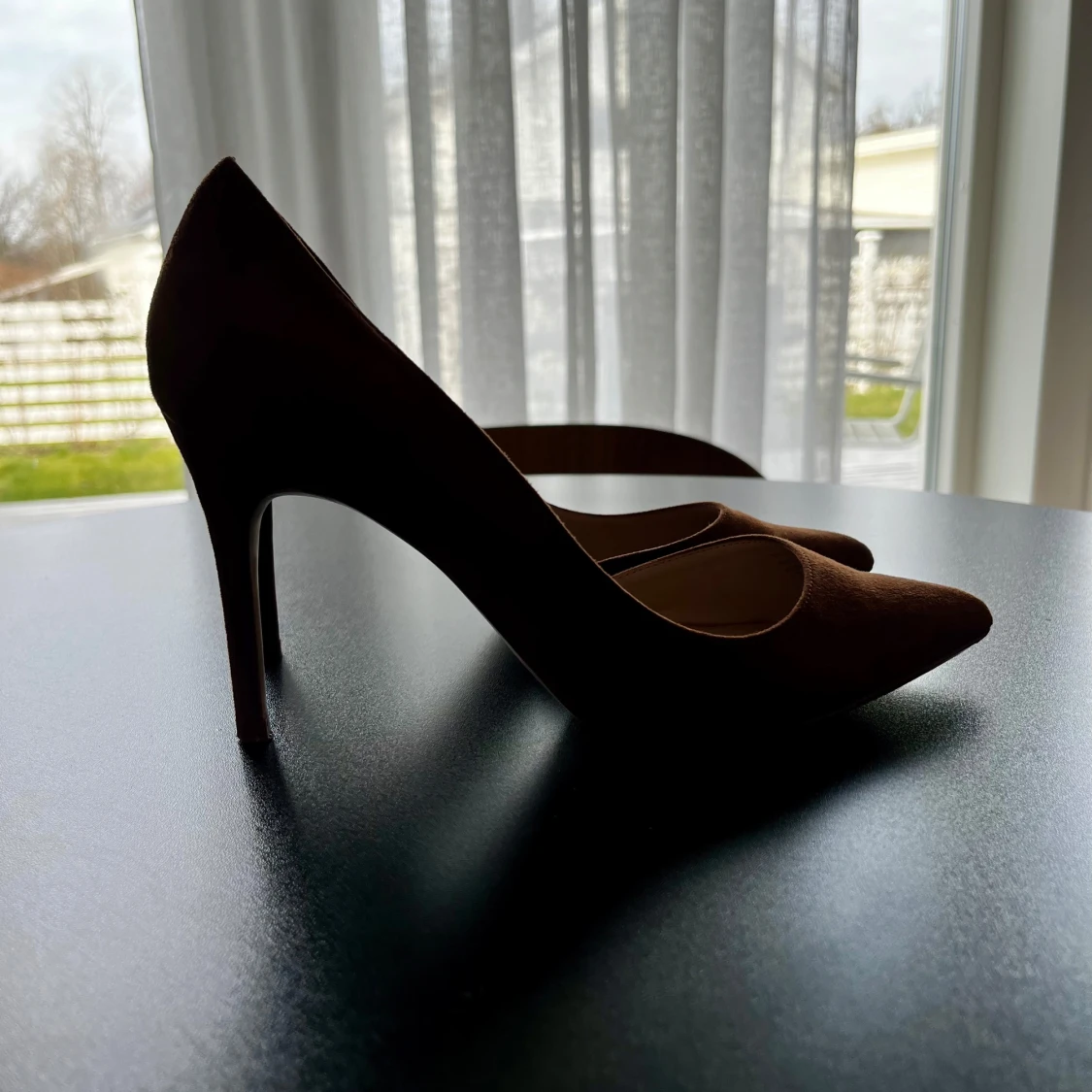 Bruna mockapumps från Mango - 2