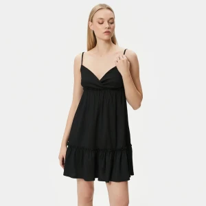 Svart klänning - Jättesöt somrig klänning från hm! Använd fåtal gånger.☁️💕