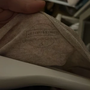 Beige långärmad topp från Intimissimi - Säljer en stilren beige långärmad topp från Intimissimi. Perfekt för lager-på-lager eller att bära som den är. Toppen har en enkel design som gör den lätt att matcha med olika outfits.