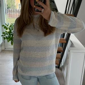 Randig tröja - Superfin randig tröja🫐🤍den är sval så passar perfekt på våren och sommaren!