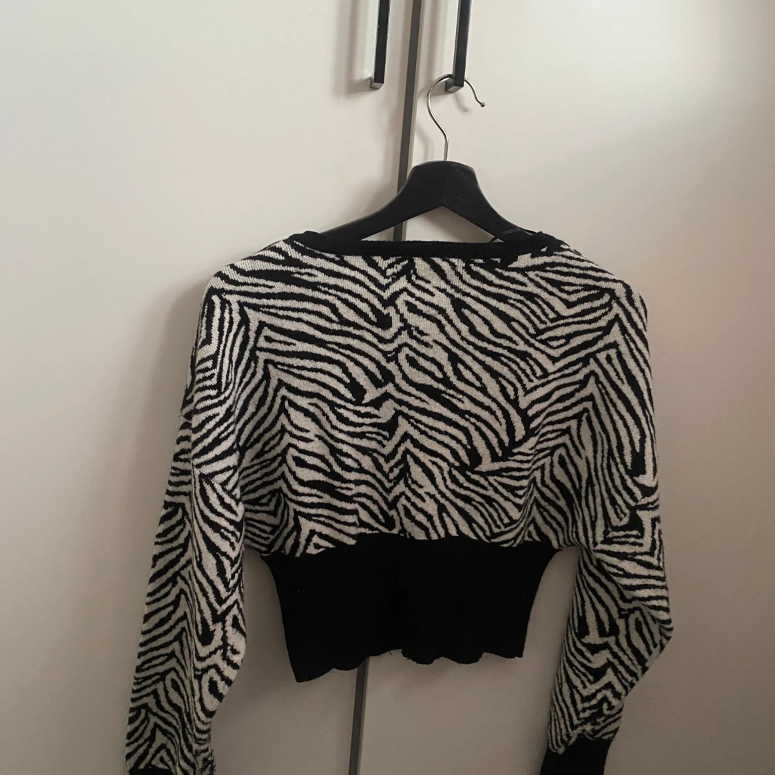 Zebramönstrad croppad tröja från Balmain - 1