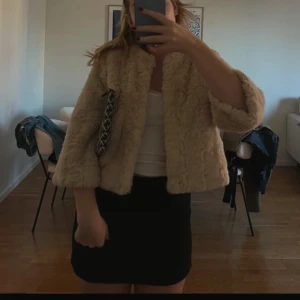 Beige  trekvartärmad kappa - super fin trevartärmad kappa, passar perfekt nu till våren