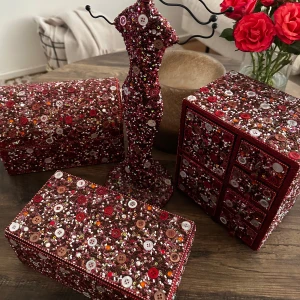 Smyckeshållare och förvaringslådor med knappar - Unika smyckeshållare och förvaringslådor dekorerade med färgglada knappar i rött, rosa och brunt. Perfekt för att organisera dina smycken och accessoarer med stil. Setet inkluderar en smyckeshållare i form av en byst och flera lådor i olika storlekar.