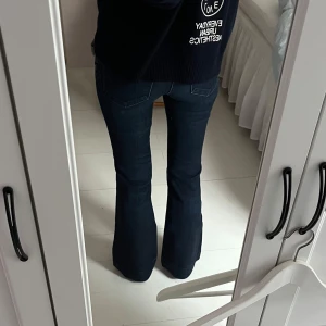 Mörkblå bootcut jeans J BRAND  - J Brand jeans som är bootcut. Lite för korta på mig som är 168, passar nog någon som är typ 163. Jättefint skick. Lågmidjade. 