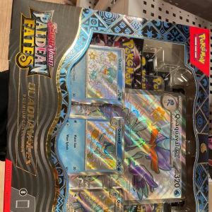 Pokémon TCG: Paldea Fates Quaquaval ex Premium Collection - Upptäck Pokémon TCG: Paldea Fates Quaquaval ex Premium Collection med exklusiva holografiska kort och booster packs. Perfekt för samlare och fans av Pokémon Trading Card Game.