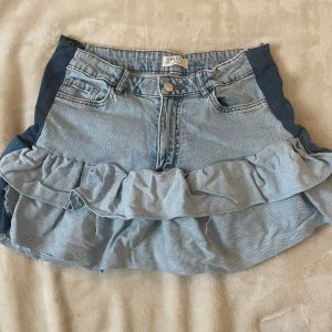 Jeanskjol med volang  - Säljer denna såå fina volangkjolen! Egensydd! Midjemått: 35 cm 🌷🌷