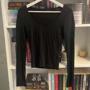 Långärmad topp - Superfin långärmad topp från Gina tricot, som inte längre går att få tag på. Säljer då jag råkat köpa dubbletter🤍