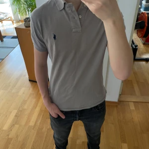 Ralph Lauren piké  - Säljer en sjukt fet beige Ralph piké i strl S. Tröjan är i näst intill nyskick och hör gärna av er vid frågor eller funderingar!!