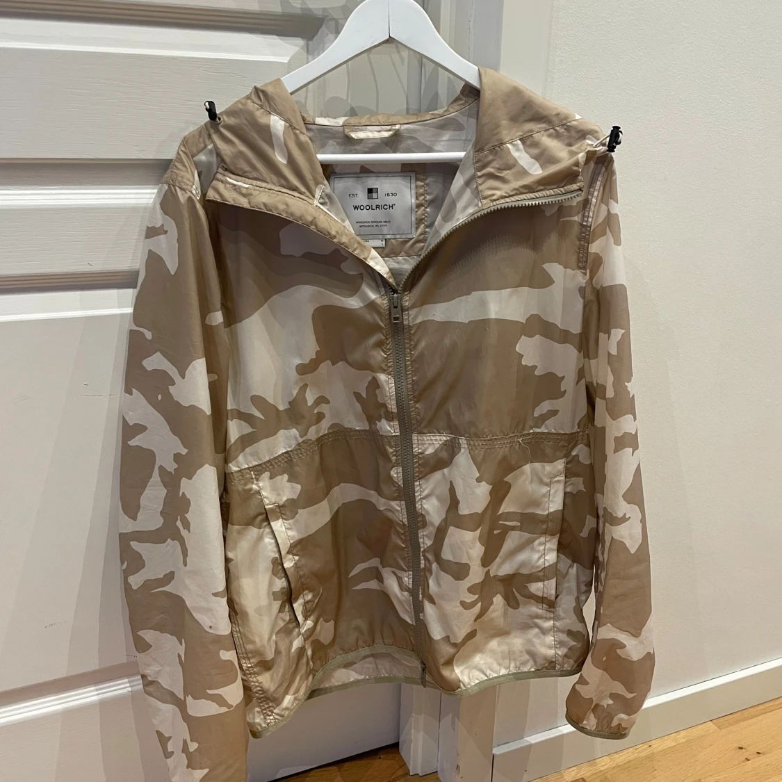 Beige och vit Camo Windbreaker från Woolrich - 1