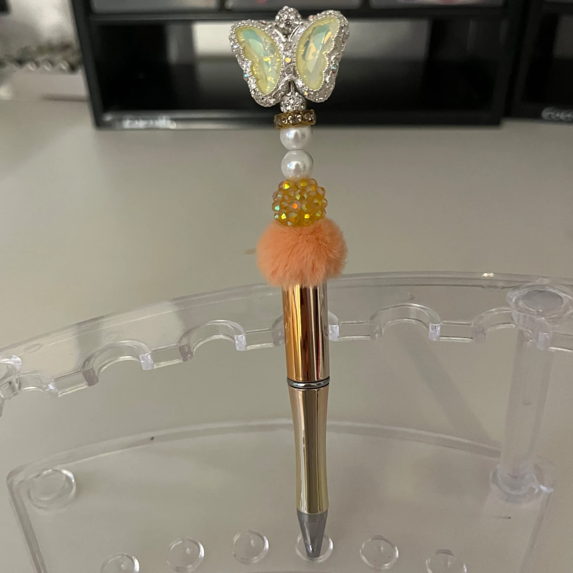 Hemmagjord orange, gul penna med en fjäril🦋