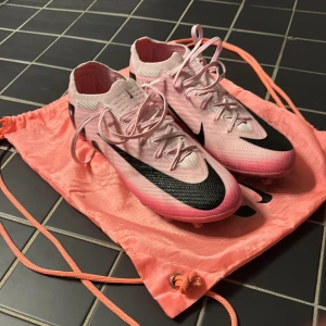 Nike Zoom Mercurial fotbollsskor - Säljer nu mina Nike mercurial vapor 15 elite då dom är förstora för mig. Jag har använt dom max 2 gånger. Tveka inte på att höra av er. PRIS ÄR SÅKLART INTE HUGGET I STEN 