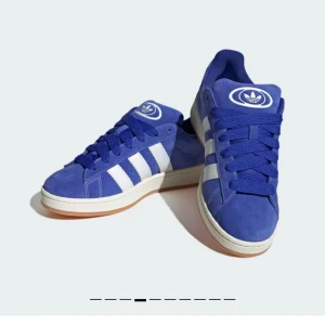 Blå Adidas Campus sneakers - Snygga blå Adidas Campus sneakers använda ett fåtal gånger, köpta på Adidas.se. Skriv för bilder på dem. Går att pruta ner dem till rimlig summa. 