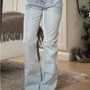 Ljusblå bootcut jeans - Köpte dessa Snygga ljusblå bootcut jeans med låg midja på plick men var tyvärr för små på mig. Midjemått 38 cm och innerben 74 cm. Bilderna är lånade från förra säljaren och dom har en liten defekt på ena fickan men inget man märker av.💕