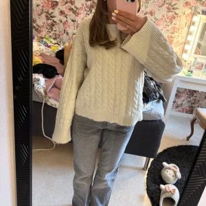 Grå jeans  - Säljer ett par stilrena grå jeans från Perfect Jeans. De har en klassisk femficksdesign och en bekväm passform. Perfekta för en avslappnad look.