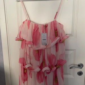 Klänning nakd  - Säljer denna klänning från nakd 😌💗aldrig använd! 