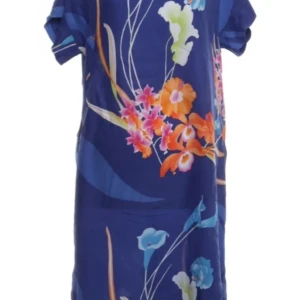 Blommig blå klänning från Zara Woman i Siden - Säljer en vacker blå klänning från Zara Woman i 100% silke. Klänningen har ett färgglatt blommönster i rosa, orange och grönt. Den har korta ärmar och en avslappnad passform. Perfekt för en somrig look!
