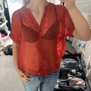 Prickig röd blus från Vera Moda - Strl L,  bra skick!❤️